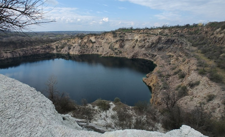 Радонове озеро з незвичного ракурсу, понтичні півники та бузькі тюльпани