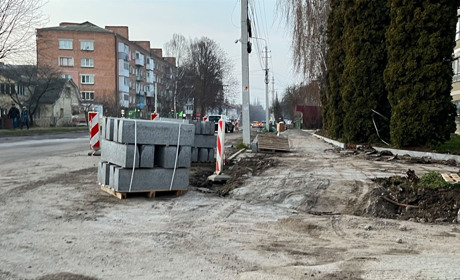 У Барі розпочали ремонт тротуару біля міської лікарні: що передбачає проєкт і скільки він коштує