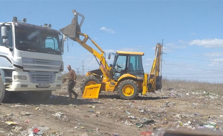 У Мирному три дні поспіль вивозили сміття зі стихійного звалища на горі