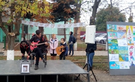 Молодь Біляївки організувала вуличний концерт, щоб допомогти дівчині з Ясьок