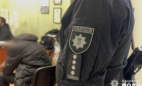 В Овідіополі чоловік на вулиці влаштував стрілянину з рушниці: цілив у жінку з дитиною