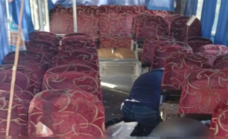 Окупанти вдарили дроном по автобусу під Херсоном: загинули двоє, 16 поранені