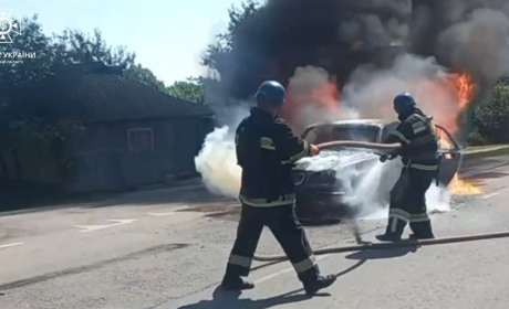 У Білопіллі горіло авто: рятувальники загасили пожежу (ВІДЕО)