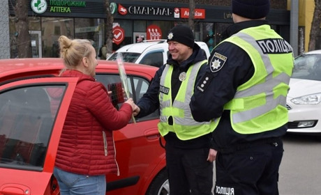 Патрульні в Ізмаїлі привітали жінок з 8 березня