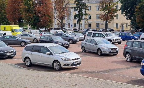 Пів сотні автівок від небайдужих британців і Залужного отримав Хмельницький