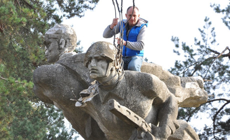 Знесли пам’ятник радянським окупантам у присілку Заболотня села Сілець