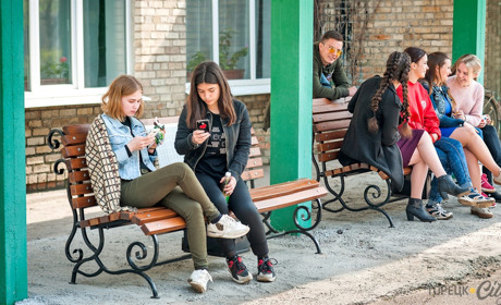 Отдохнуть и подзарядиться: в седьмой школе поселка Дружба появились лавочки с солнечными панелями