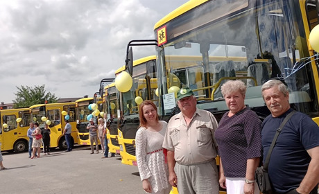 Для Студениківського ліцею придбали шкільний автобус: їхній транспорт минулого року віддали на ЗСУ
