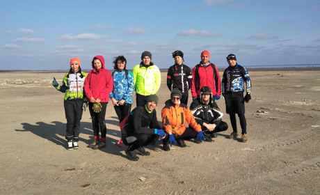 В Молочный лиман ждут воду: мелитопольские велосипедисты помогли очистить будущее дно от мусора