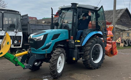 У Біляївській громаді для покращення благоустою придбали трактор: що він уміє робити