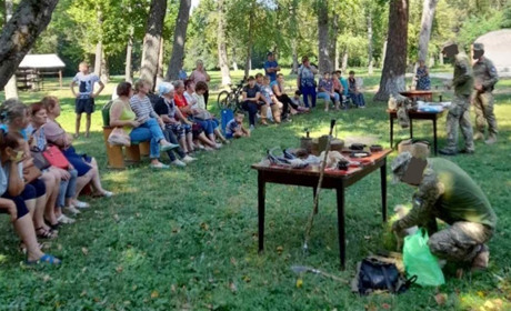 Військові навчали жителів Куянівки, як діяти під час обстрілів та надавати домедичну допомогу