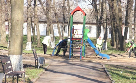 У Калинівці у сквері на Садовій встановили дитячу гірку