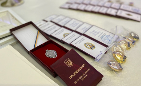 Начальник Чернівецької ОВА Руслан Запаранюк нагородив кращих педагогів Буковини