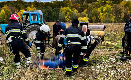 На Хмельниччині чоловіка затягнуло валом трактора