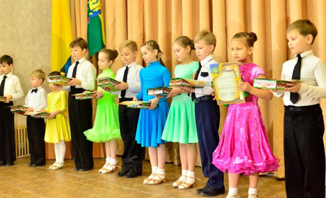 Майже 200 творчих і спортивних дітей отримали подарунки на День Миколая. Серед них були і трирічні