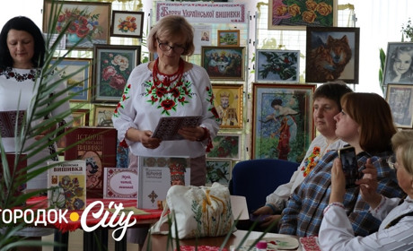 «Для мене вишивка — це антистрес». У Городку майстрині зібралися на гостину
