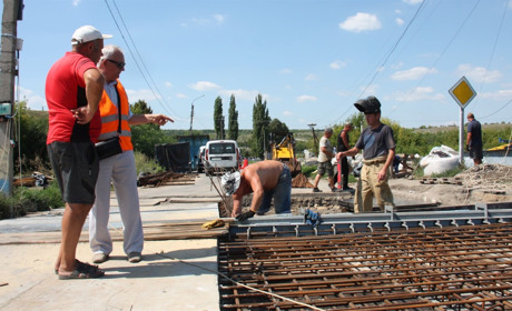 У Сватовому поспішають відремонтувати міст через Красну