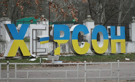 Потужні вибухи у Херсоні: місто під обстрілом