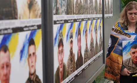 «Наші хлопці непрозорі, вони є»: у Сатанові відкрили Стіну надії для родин зниклих безвісти