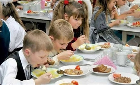 Учні початкових класів з усієї країни харчуватимуться безоплатно з жовтня