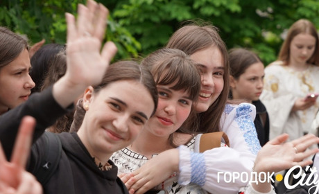 Створили цифру 20 та одягнули дерева у вишиванки. Фоторепортаж із Городоцького ліцею №1