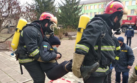 У Сватовому рятувальники відпрацьовують гасіння пожеж у соціальних об’єктах: як це було (відео)