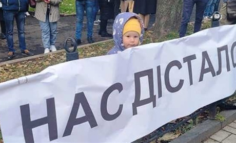 "Хлівчани без дороги". Мешканці одного з найбільших сіл району мітингували під Львівською ОДА