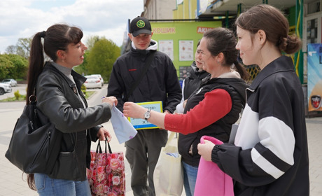 Шиють мішечки та роздають перехожим. Учні Городоцького ліцею взяли участь у Всеукраїнському проєкті