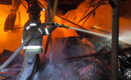 Загарбники зруйнували у Херсоні вже третю базу гуманітарної допомоги