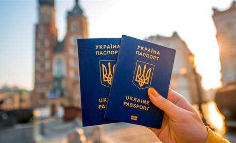 Кабмін запровадив експеримент: українці зможуть отримати паспорти за кордоном
