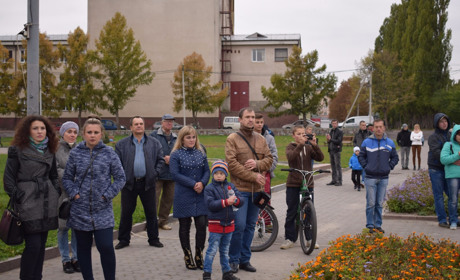 Зігріті музикою та словом: на фестивалі в Новограді співали хіп-хоп, читали вірші і збирали гроші