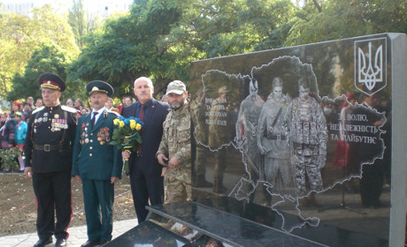 Відкрили новий пам’ятник, на ньому козак, радянський солдат і атошник