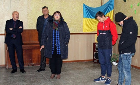 Двое сирот признались, что поломали 25 украшений в центре города. Но не все верят, что виноваты они