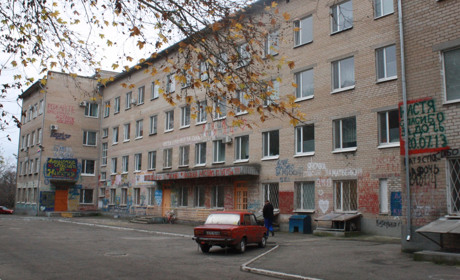 Когда радость граничит с безобразием: вид мелитопольского роддома подпортили молодые отцы