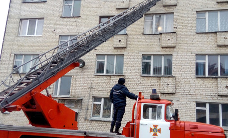 У Кременці рятівники визволяли однорічне немовля
