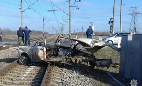 Водитель "копейки" проигнорировал запрещающий сигнал – в результате поезд таранил авто