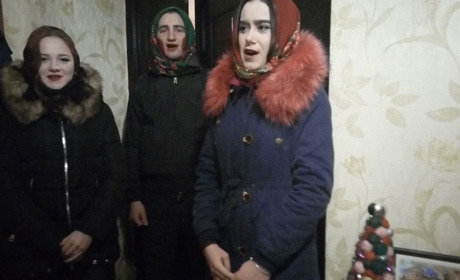 Дівчата у тернових хустинах, хлопці з намальованими червоними щічками і зачинені перед носом двері