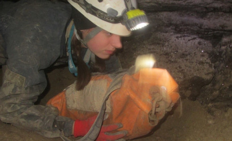 Спелеологи Новой Каховки отпраздновали Рождество в пещере с елкой из глины