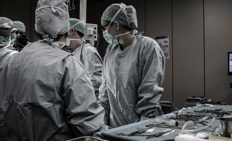 Сказал "Я тебя люблю" и кинул в салон гранату: пострадавшей предстоит длительное лечение