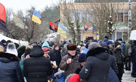 Купання в ополонці, куліш, глінтвейн і військовий оркестр: як новоград-волинці Водохреще святкували
