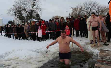 Фоторепортаж. На Водохрещa старокостянтинівці купались в ополонці поряд з лебедями