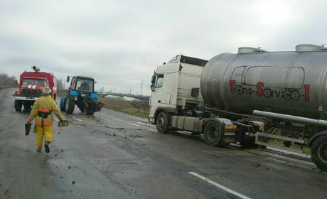 Возле села Удачное спасатели вытаскивали из кювета машину