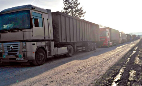 Відновити дороги на Кременеччині розбиті сільгосппідприємством вимагають жителі сусідньої області 