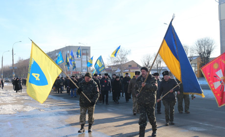 Квіти, прапори, щемні та гучні слова. Як у Старконі згадували Небесну Сотню