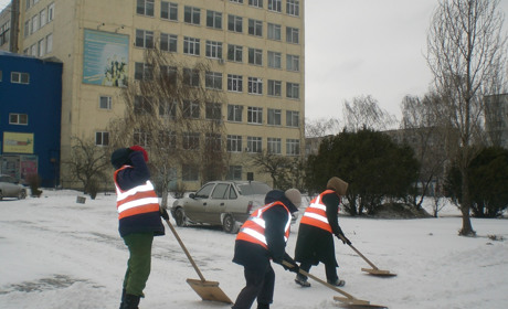 У перший день весни в Новій Каховці: у школах карантин, автобуси не ходять через завірюху