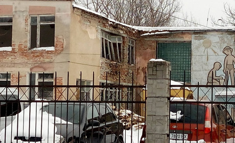 Фоторепортаж зі старої гімназії та історія про те, як вона стала схожа на декорації до фільму жахів
