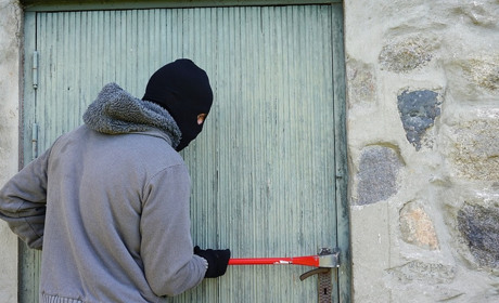 Біляївські поліцейські за лічені години затримали двох чоловіків, які скоїли грабіж у селі Вигода