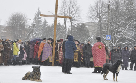 Хресна хода у Калуші: тисяча вірян, снігопад та дві «набожні» собаки. Фоторепортаж