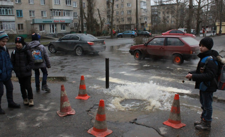 Школа и часть микрорайона остались без воды: в чем причина?