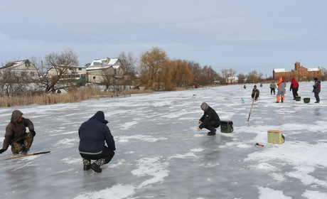 Щука вагою десять кілограмів, відеоспостепостереження за рибою і браконьєри, які заважають